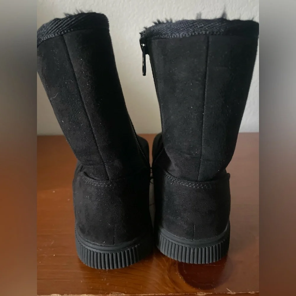 Cat & Jack - Kid’s fuzzy Black Ankle Boots - EUC - size 1